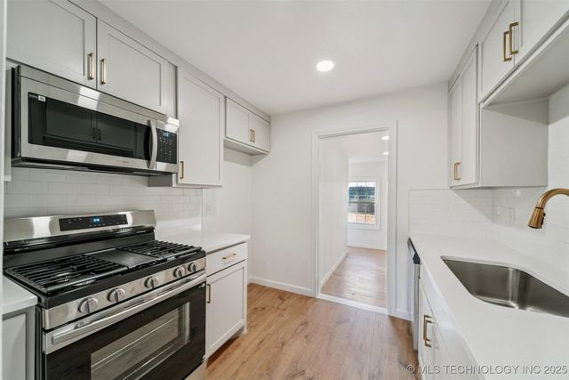 202 W 40th Place, Sand Springs, OK 74063