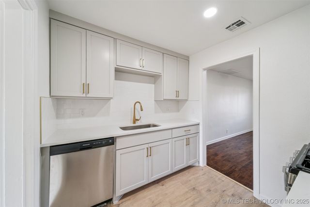 202 W 40th Place, Sand Springs, OK 74063