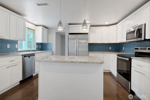 711 Le Lou Wa Place NE, Tacoma, WA 98422