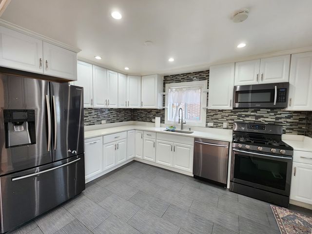 9407 Ironwood Lane, Des Plaines, IL 60016