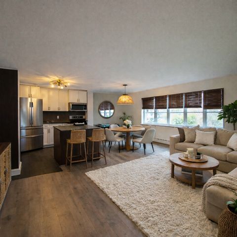 700 W Bittersweet Place 210, Chicago, IL 60613