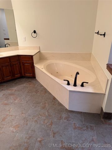 3315 S 72nd West Avenue, Tulsa, OK 74107