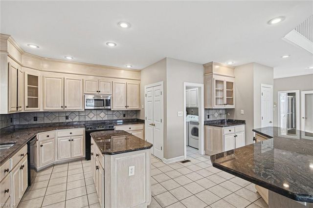 10 Channel LN, Hampton, VA 23664