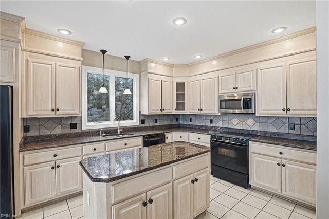 10 Channel LN, Hampton, VA 23664