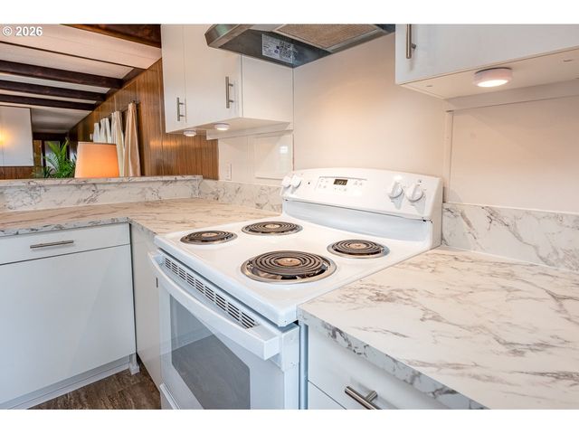 1475 GREEN ACRES Rd 172, Eugene, OR 97408