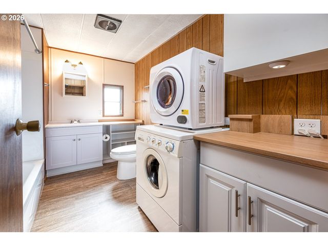 1475 GREEN ACRES Rd 172, Eugene, OR 97408