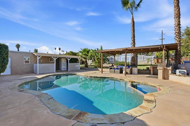 558 E El Norte Parkway, Escondido, CA 92026