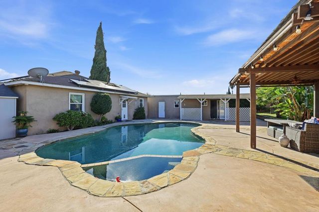 558 E El Norte Parkway, Escondido, CA 92026