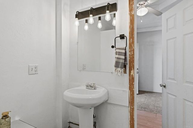 558 E El Norte Parkway, Escondido, CA 92026