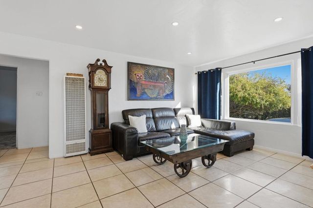 558 E El Norte Parkway, Escondido, CA 92026