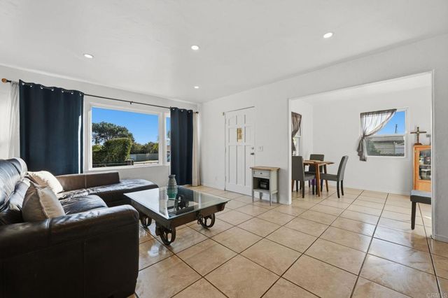 558 E El Norte Parkway, Escondido, CA 92026