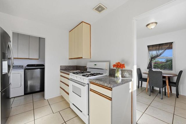 558 E El Norte Parkway, Escondido, CA 92026