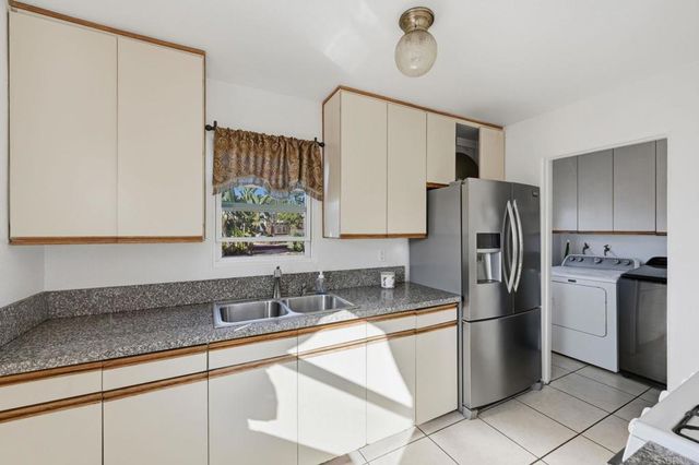 558 E El Norte Parkway, Escondido, CA 92026