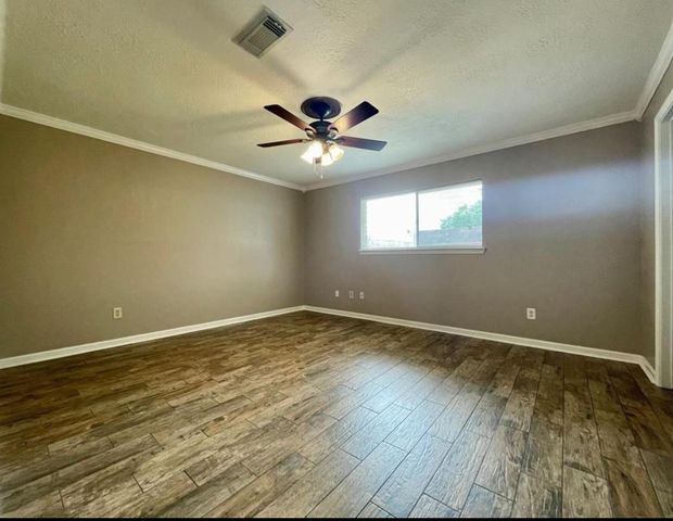 8706 Collingsdale Road, La Porte, TX 77571