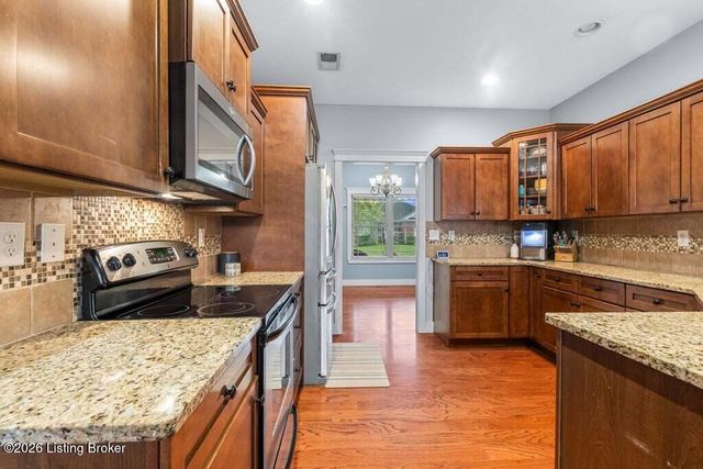 162 River Falls Dr, Mt Washington, KY 40047