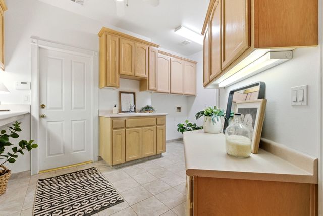 2467 Presidential Drive, Tulare, CA 93274