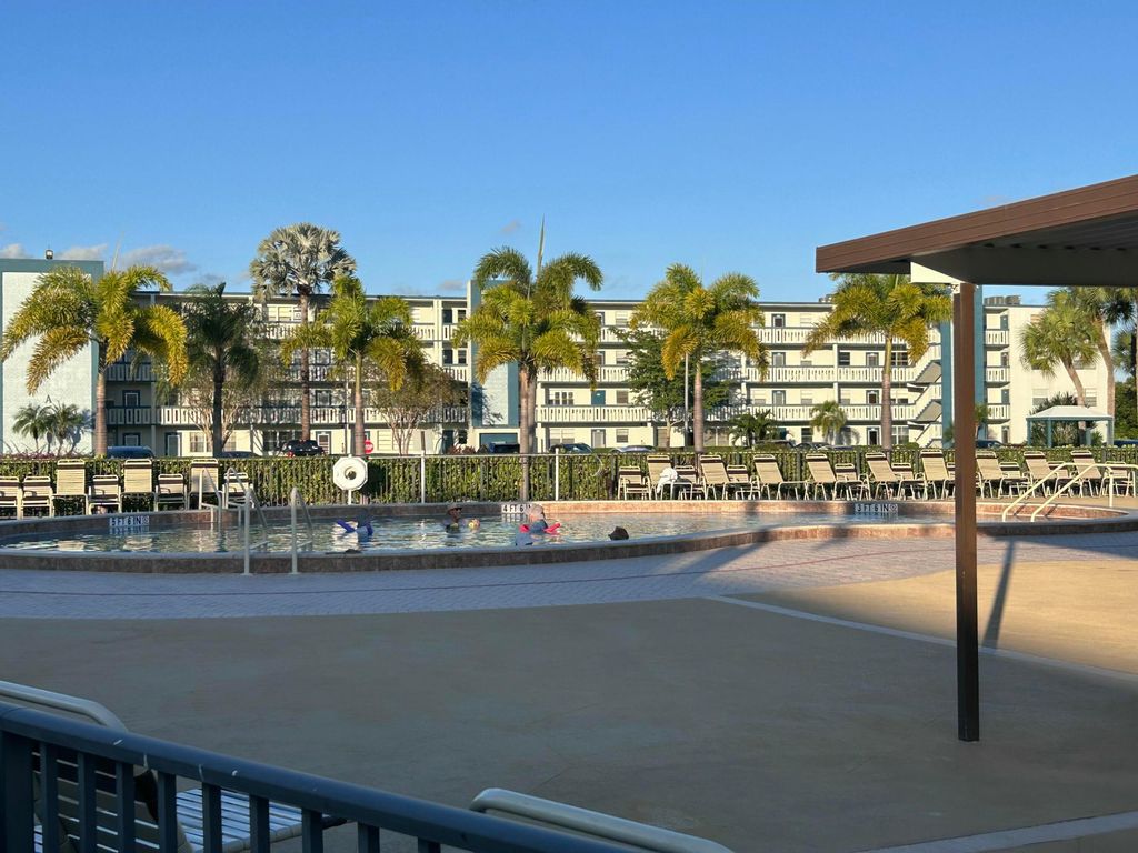 Image 10 of property listing at 4040 Lincoln C 4040, Boca Raton, FL 33434