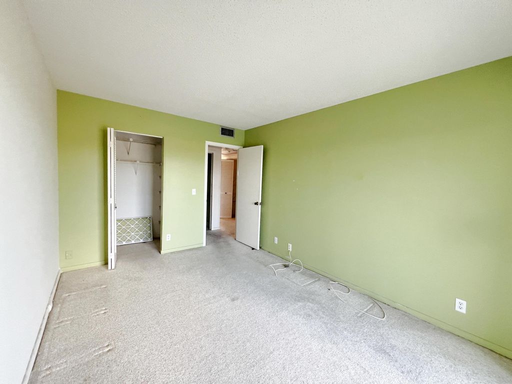 Image 6 of property listing at 4040 Lincoln C 4040, Boca Raton, FL 33434