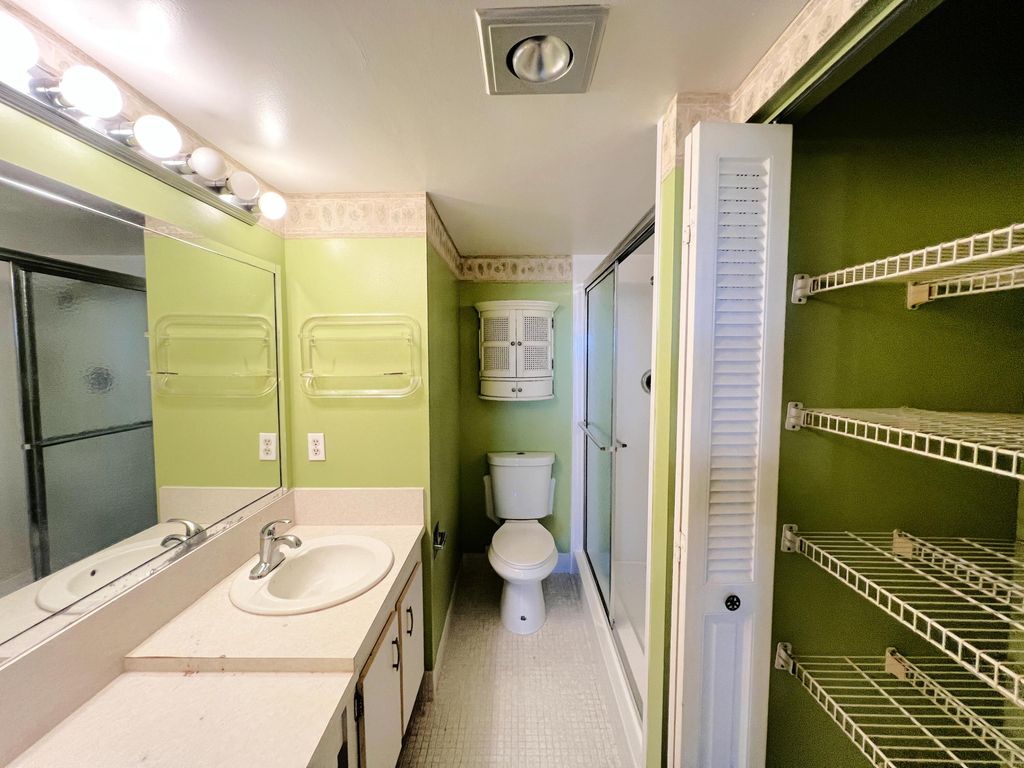 Image 7 of property listing at 4040 Lincoln C 4040, Boca Raton, FL 33434