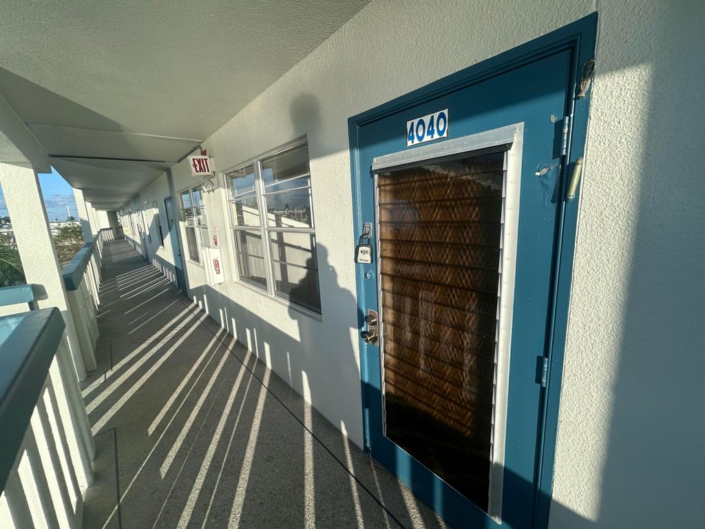 Image 8 of property listing at 4040 Lincoln C 4040, Boca Raton, FL 33434