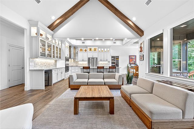 8525 Manor Drive, Bentonville, AR 72712