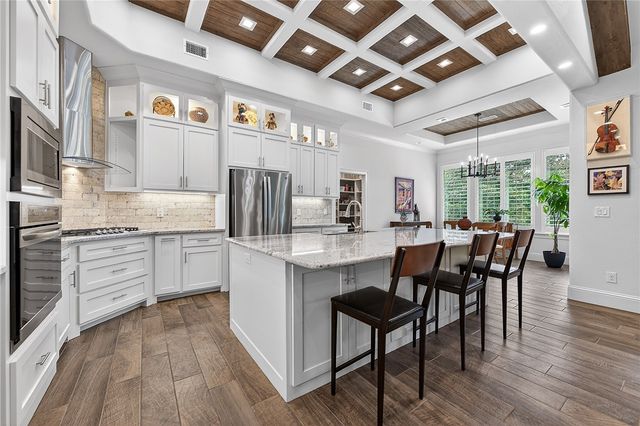 8525 Manor Drive, Bentonville, AR 72712