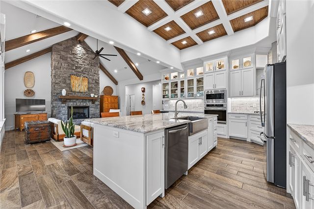 8525 Manor Drive, Bentonville, AR 72712