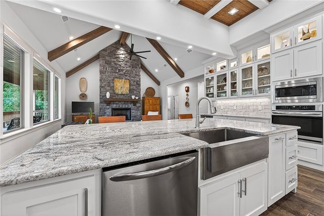 8525 Manor Drive, Bentonville, AR 72712