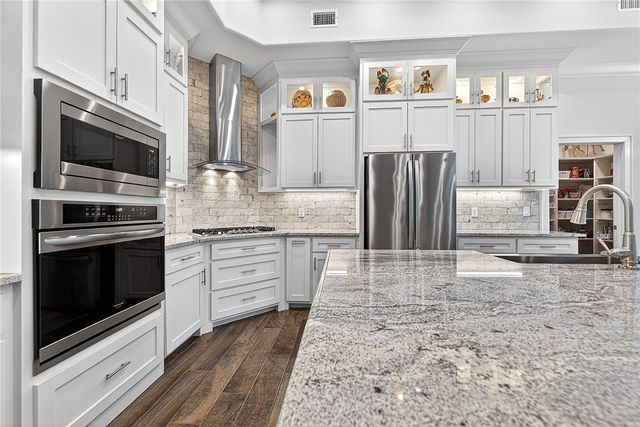 8525 Manor Drive, Bentonville, AR 72712