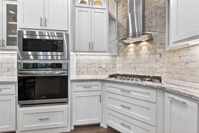 8525 Manor Drive, Bentonville, AR 72712