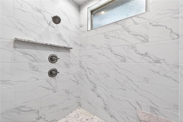8525 Manor Drive, Bentonville, AR 72712