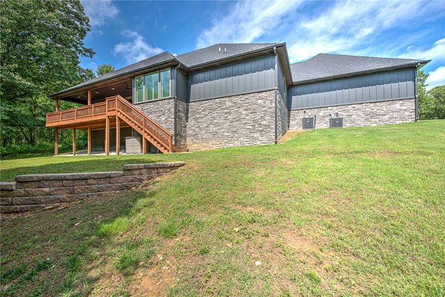 8525 Manor Drive, Bentonville, AR 72712