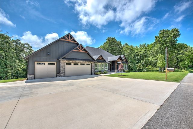 8525 Manor Drive, Bentonville, AR 72712