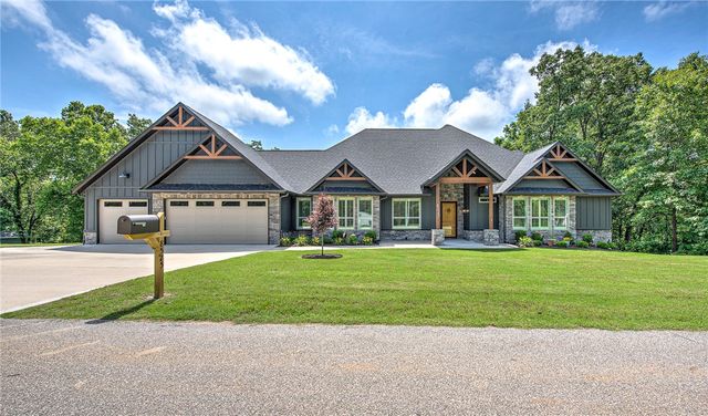 8525 Manor Drive, Bentonville, AR 72712