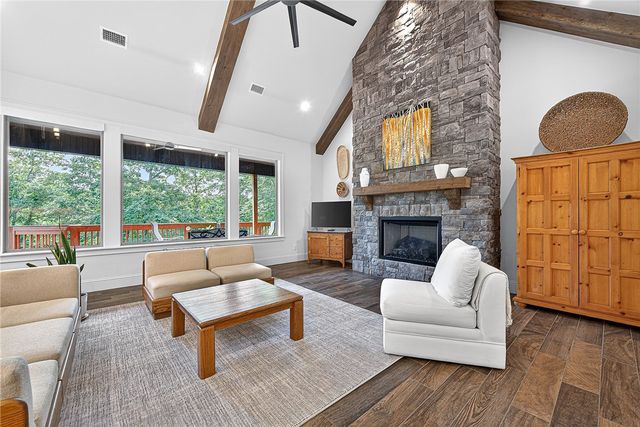 8525 Manor Drive, Bentonville, AR 72712