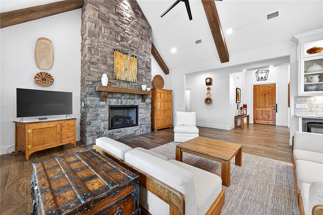 8525 Manor Drive, Bentonville, AR 72712