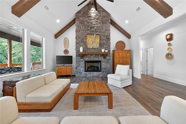 8525 Manor Drive, Bentonville, AR 72712