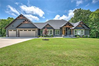 8525 Manor Drive, Bentonville, AR 72712