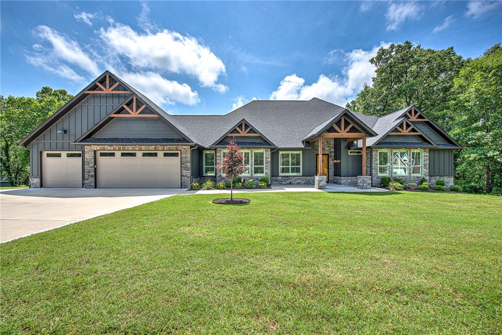 8525 Manor Drive, Bentonville, AR 72712