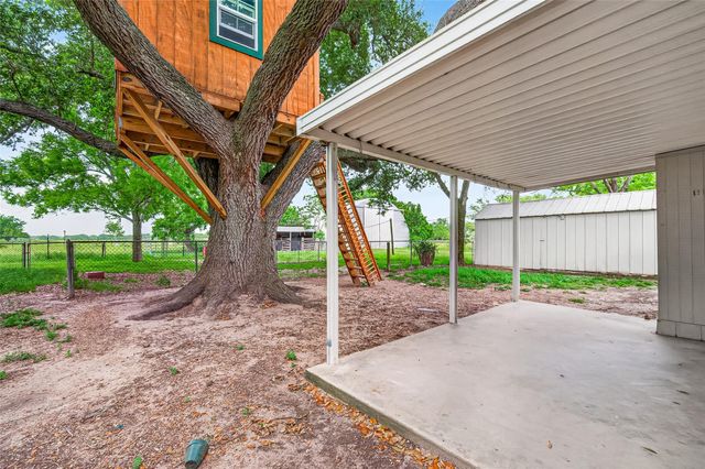 8111 Main Street, Needville, TX 77461
