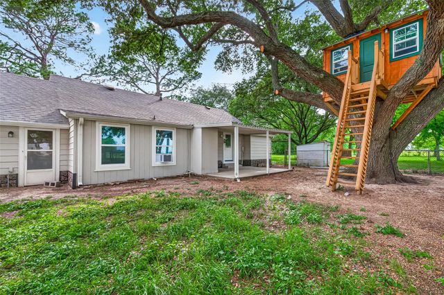 8111 Main Street, Needville, TX 77461