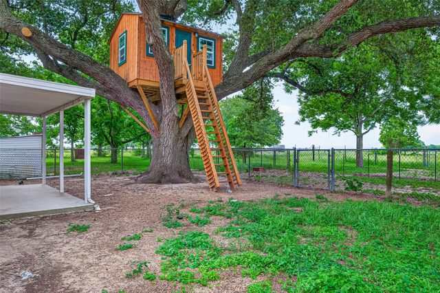 8111 Main Street, Needville, TX 77461