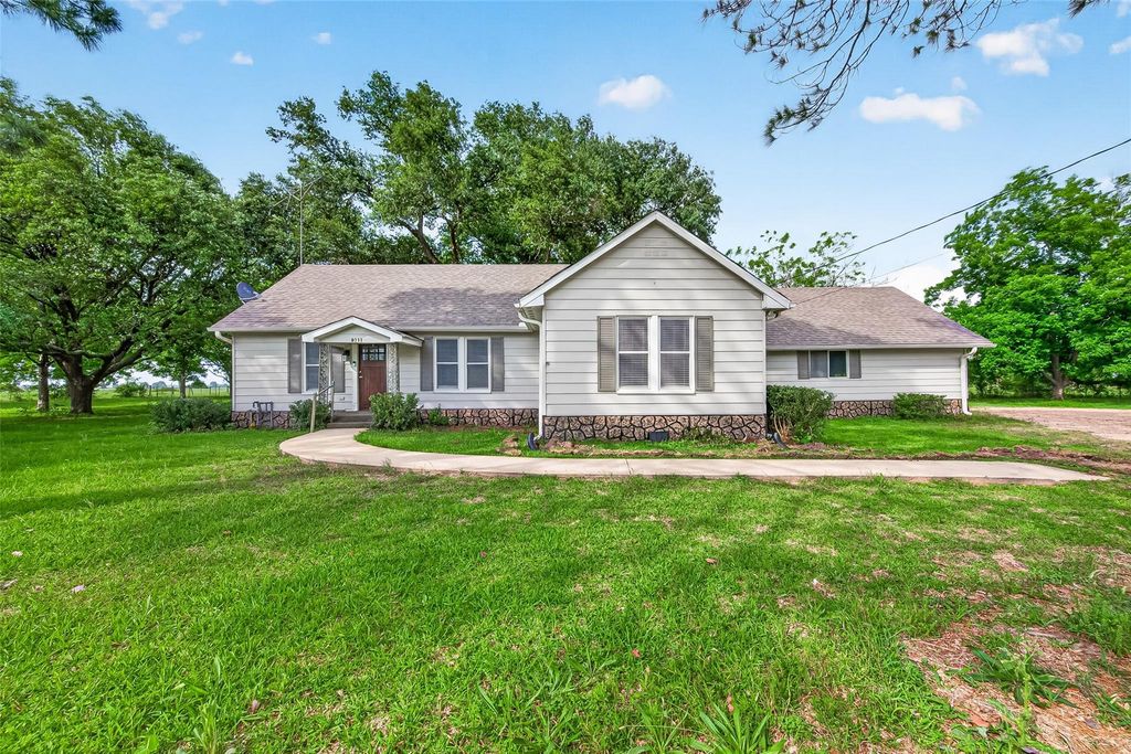 8111 Main Street, Needville, TX 77461