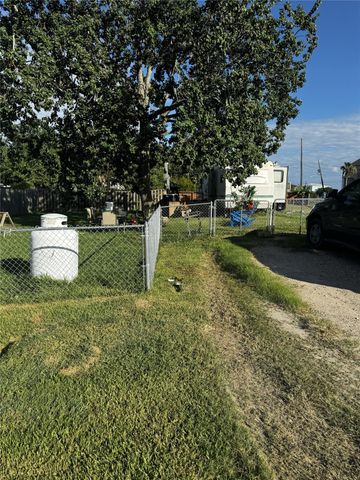 2226 Avenue L, Dickinson, TX 77539