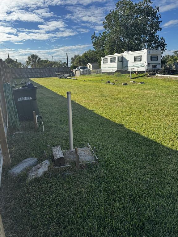 2226 Avenue L, Dickinson, TX 77539