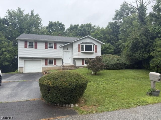 4 Beardslee Hill Dr, Franklin Boro, NJ 07416