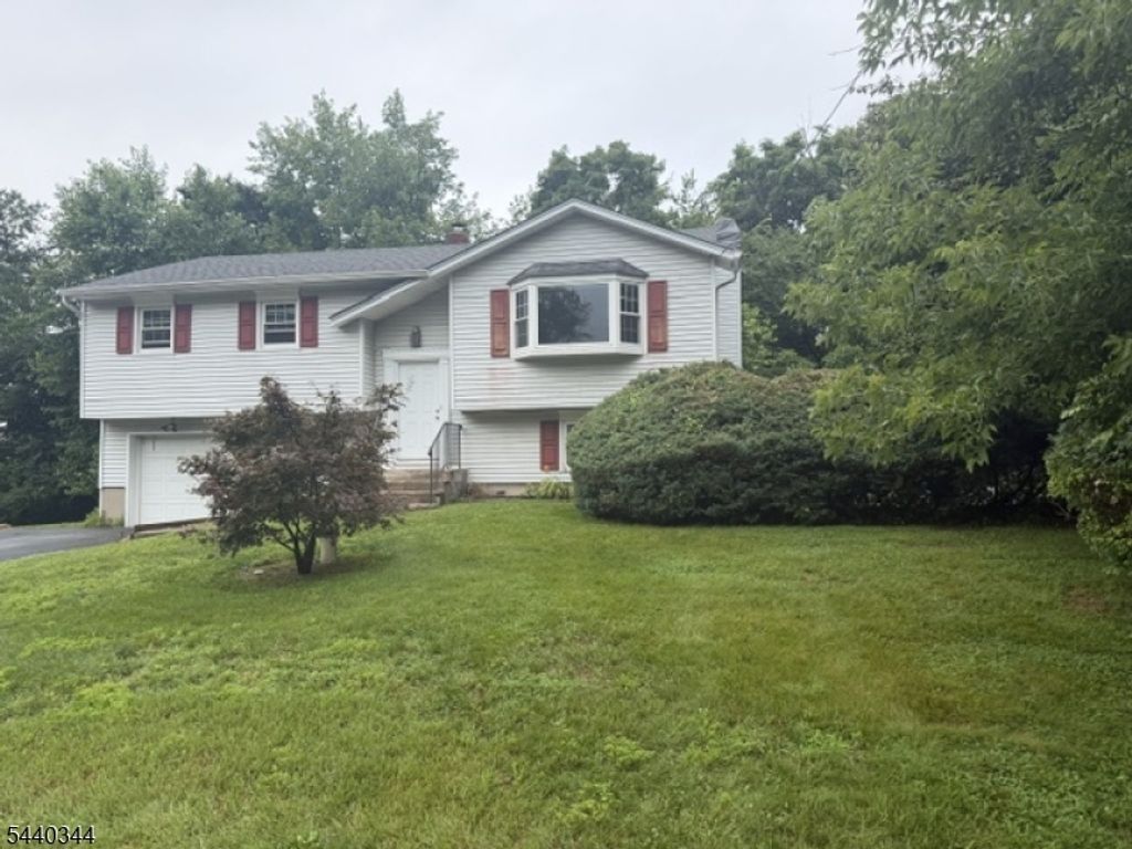 4 Beardslee Hill Dr, Franklin Boro, NJ 07416