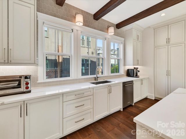 3074 Selwyn Avenue, Charlotte, NC 28209