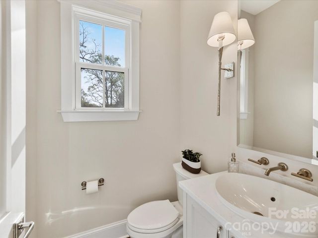 3074 Selwyn Avenue, Charlotte, NC 28209