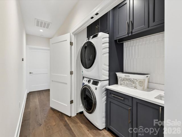 3074 Selwyn Avenue, Charlotte, NC 28209